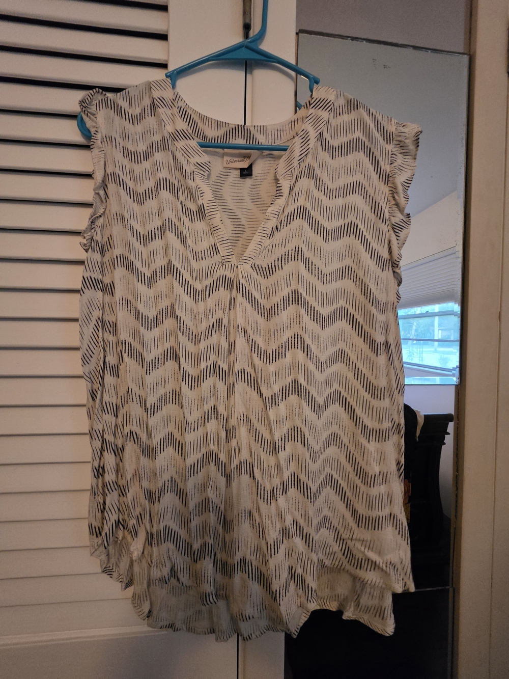 Universal Thread White and Black Chevron V-Neck Ruffle Sleeve Blouse